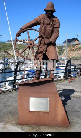 Der Coxswain at Seaham Harbour ist eine Gedenkstätte für die Rettungsboote von Seaham, Bildhauer Ray Lonsdale, im Auftrag der East Durham Heritage Group. Stockfoto