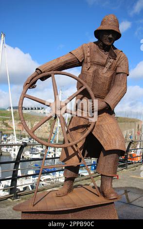 Der Coxswain at Seaham Harbour ist eine Gedenkstätte für die Rettungsboote von Seaham, Bildhauer Ray Lonsdale, im Auftrag der East Durham Heritage Group. Stockfoto