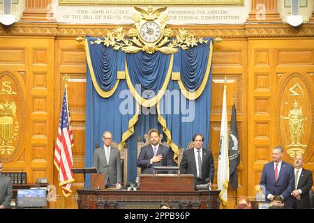 Boston, Massachusetts, USA. 21. April 2023. Armenier-Amerikaner und ihre Freunde begehen den 108. Jahrestag des 1915. Völkermords von 1,5 Millionen oder mehr, die Hälfte der damaligen Bevölkerung, die von den jungen türkischen Führern des Komitees für Union und Fortschritt am Ende des Osmanischen Reiches während des 1. Weltkriegs angeordnet wurden. (Kreditbild: © Kenneth Martin/ZUMA Press Wire) NUR REDAKTIONELLE VERWENDUNG! Nicht für den kommerziellen GEBRAUCH! Stockfoto