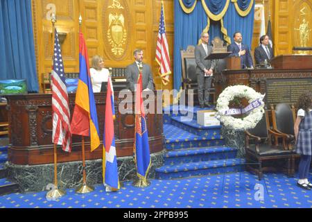 Boston, Massachusetts, USA. 21. April 2023. Armenier-Amerikaner und ihre Freunde begehen den 108. Jahrestag des 1915. Völkermords von 1,5 Millionen oder mehr, die Hälfte der damaligen Bevölkerung, die von den jungen türkischen Führern des Komitees für Union und Fortschritt am Ende des Osmanischen Reiches während des 1. Weltkriegs angeordnet wurden. (Kreditbild: © Kenneth Martin/ZUMA Press Wire) NUR REDAKTIONELLE VERWENDUNG! Nicht für den kommerziellen GEBRAUCH! Stockfoto