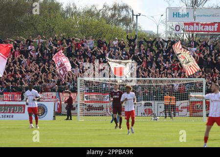 Berlin, Deutschland. 23. März 2023. Berlin, Deutschland, 23. April 2023. FC Rot-Weiss Erfurt Fans während des Spiels zwischen BFC Dynamo und FC Rot-Weiss Erfurt, Regionalliga Nordost, Runde 29. Kredit: Fabideciria/Alamy Live News Stockfoto