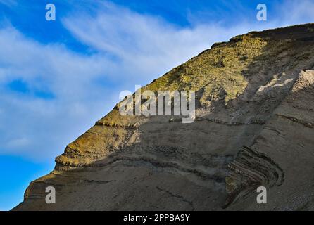 Flade, Dänemark. 30. Januar 2023. Blick auf die Klippe Hanklit auf der nordöstlichen Seite der Insel Morsö. Hanklit erhebt sich etwa 61 Meter über dem Limfjord. Kredit: Patrick Pleul/dpa/Alamy Live News Stockfoto