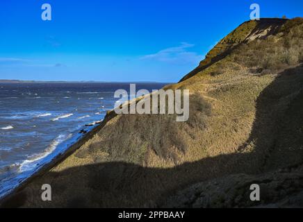Flade, Dänemark. 30. Januar 2023. Blick von der Klippe Hanklit auf der nordöstlichen Seite der Insel Morsö. Hanklit erhebt sich etwa 61 Meter über dem Limfjord. Kredit: Patrick Pleul/dpa/Alamy Live News Stockfoto