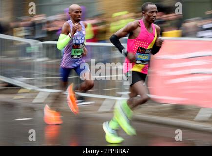 London, England, 23. April 2023. Sir Mo Farah (L) aus Großbritannien während des TCS London Marathon. Das Guthaben sollte lauten: Paul Terry/Alamy Live News Stockfoto