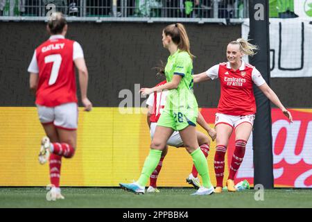 Wolfsburg, Deutschland. 23. April 2023. Fußball, Frauen: Champions League, VfL Wolfsburg - Arsenal WFC, K.O.-Runde, Halbfinale, erste Etappe, Volkswagen Arena. Arsenals Stina Blackstenius (r) feiert nach ihrem Ziel, es 2:2 zu schaffen. Kredit: Swen Pförtner/dpa/Alamy Live News Stockfoto