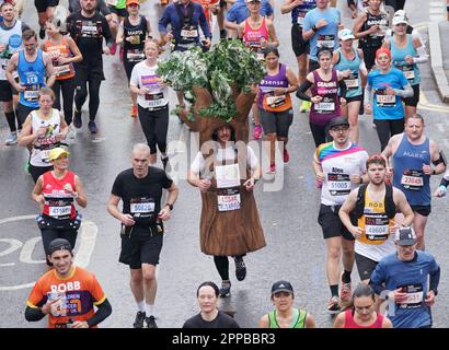 Läufer erreichen die Isle of Dogs während des TCS London Marathon. Foto: Sonntag, 23. April 2023. Stockfoto