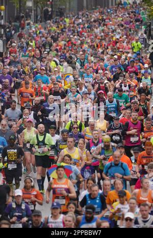Läufer erreichen die Isle of Dogs während des TCS London Marathon. Foto: Sonntag, 23. April 2023. Stockfoto
