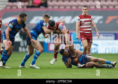 Patrick Mago der Wigan Warriors wird während des Spiels der Betfred Super League im DW Stadium in Wigan angegriffen. Foto: Sonntag, 23. April 2023. Stockfoto