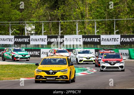 Monza, Italien. 23. April 2023. Safety Car Action während der 2. Runde des Clio Cup Europe 2023 vom 21. Bis 23. April 2023 auf der Autodromo Nazionale di Monza in Monza, Italien - Photo Grégory Lenormand/DPPI Credit: DPPI Media/Alamy Live News Credit: DPPI Media/Alamy Live News Stockfoto