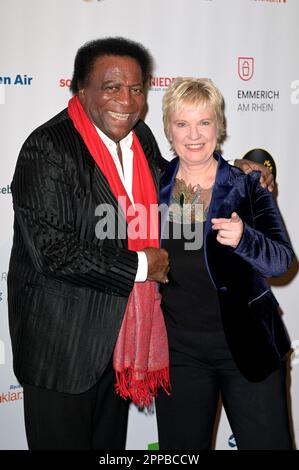 Roberto Blanco und Birgit Lechtermann bei der Verleihung der Goldenen Sonne 2023 während der Sonnenklar.TV Gala im Wunderland Kalkar. Kalkar, 22.04.2023 Stockfoto