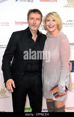 Guido Broscheit und Barbara Klein bei der Verleihung der Goldenen Sonne 2023 während der Sonnenklar. TV Gala im Wunderland Kalkar. Kalkar, 22.04.2023 Stockfoto