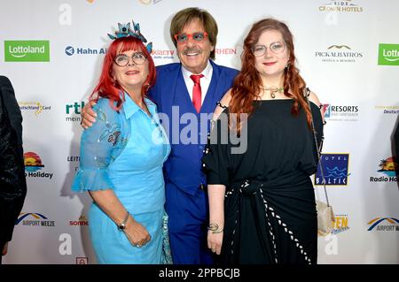 Jörg Draeger mit Ehefrau Petra Draeger und Tochter Cinzia-Paulina Draeger bei der Verleihung der Goldenen Sonne 2023 während der Sonnenklar.TV Gala im Wunderland Kalkar. Kalkar, 22.04.2023 Stockfoto