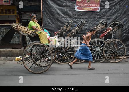 Kalkutta, Westbengalen, Indien. 23. April 2023. Die Leute fahren auf einer handgezogenen Rikscha in Kalkutta. (Kreditbild: © Sudipta das/Pacific Press via ZUMA Press Wire) NUR REDAKTIONELLE VERWENDUNG! Nicht für den kommerziellen GEBRAUCH! Stockfoto