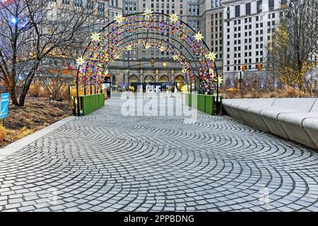 Weihnachtsbeleuchtung über einem Weg zum Terminal Tower im Stadtzentrum von Cleveland Public Square am 16. Februar 2023. Die Gutachter eröffneten 1796 den Public Square, wo er seitdem als öffentliches Gemeingut agierte. Stockfoto