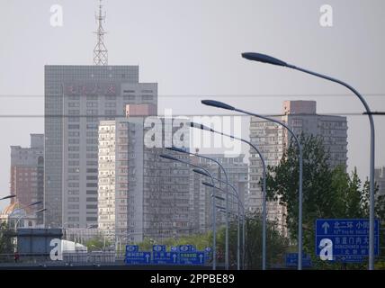 Peking, China. 14. April 2023. Wohn- und Geschäftsgebäude im Stadtzentrum. Kredit: Soeren Stache/dpa/Alamy Live News Stockfoto