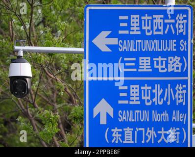 Peking, China. 14. April 2023. Neben einem Straßenschild in der Innenstadt befindet sich eine Videokamera. Kredit: Soeren Stache/dpa/Alamy Live News Stockfoto