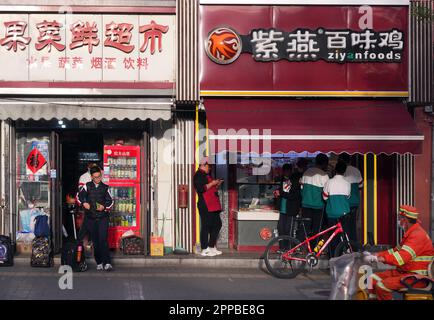 Peking, China. 14. April 2023. Snackläden im Stadtzentrum in der Nähe eines Tempels. Kredit: Soeren Stache/dpa/Alamy Live News Stockfoto