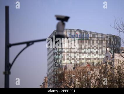 Peking, China. 14. April 2023. Ein Gebäude mit dem Schriftzug „Capitaland“ im Stadtzentrum. Das Unternehmen mit Sitz in Singapur ist auf Immobilien, Infrastruktur und Private Equity spezialisiert. Kredit: Soeren Stache/dpa/Alamy Live News Stockfoto