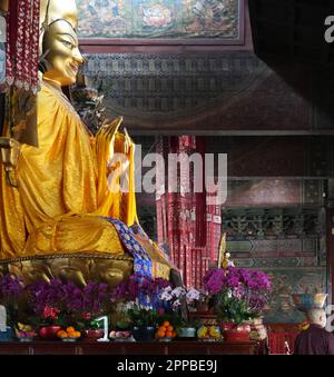 Peking, China. 14. April 2023. Eine vergoldete Figur im Lama-Tempel. Der Tempel wurde 1694 erbaut und ist einer der größten lamaistischen Tempel außerhalb Tibets. Kredit: Soeren Stache/dpa/Alamy Live News Stockfoto