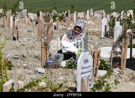 Hatay, Provinz Hatay. 23. April 2023. Eine Frau trauert um ihren Verwandten, der am 6. Februar bei einem Erdbeben auf einem Friedhof in Antakya, Provinz Hatay, T¨¹rkiye, am 23. April 2023 starb. Nach der Ankunft von Eid al-Fitr besuchten viele Einwohner Antakyas Friedhöfe, um ihre bei dem Erdbeben getöteten Verwandten zu betrauern. Kredit: Mustafa Kaya/Xinhua/Alamy Live News Stockfoto