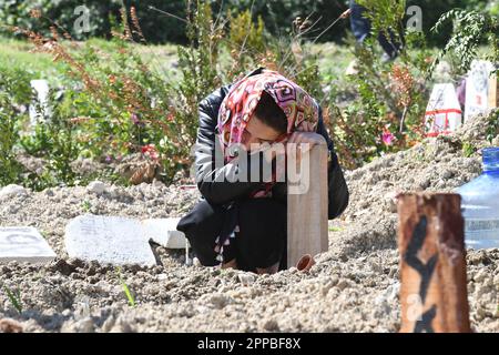 Hatay, Provinz Hatay. 23. April 2023. Eine Frau trauert um ihren Verwandten, der am 6. Februar bei einem Erdbeben auf einem Friedhof in Antakya, Provinz Hatay, T¨¹rkiye, am 23. April 2023 starb. Nach der Ankunft von Eid al-Fitr besuchten viele Einwohner Antakyas Friedhöfe, um ihre bei dem Erdbeben getöteten Verwandten zu betrauern. Kredit: Mustafa Kaya/Xinhua/Alamy Live News Stockfoto