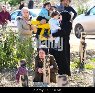 Hatay, Provinz Hatay. 23. April 2023. Die Menschen trauern um ihre Verwandten, die am 6. Februar bei einem Erdbeben auf einem Friedhof in Antakya, Provinz Hatay, T¨¹rkiye, am 23. April 2023 starben. Nach der Ankunft von Eid al-Fitr besuchten viele Einwohner Antakyas Friedhöfe, um ihre bei dem Erdbeben getöteten Verwandten zu betrauern. Kredit: Mustafa Kaya/Xinhua/Alamy Live News Stockfoto