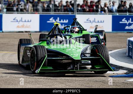 Berlin, Deutschland. 23. April 2023. Motorsport: Formel E: Berlin E-Prix am Tempelhofer Feld, Rennen: Neuer Zealander Nick Cassidy vom Envision Racing Team auf der Rennstrecke. Kredit: Fabian Sommer/dpa/Alamy Live News Stockfoto