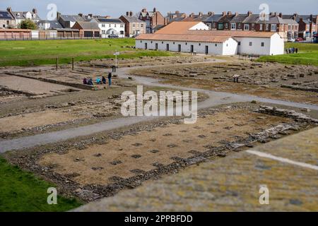 Blick vom rekonstruierten Eingangstor zum römischen Fort Arbeia mit Ruinen, Überresten und rekonstruierten Unterkünften in South Shields, South Tyneside, Großbritannien Stockfoto