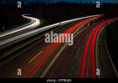 Nächtliche Lichtströme auf der deutschen Autobahn Stockfoto