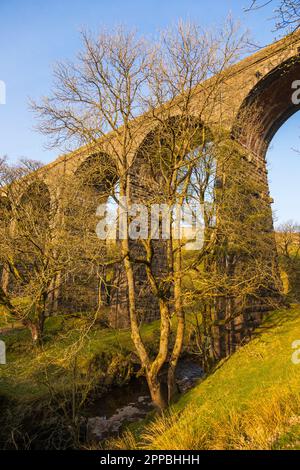 Blick auf das Ribblehead Viaduct in Cumbria. Grüne Hügel in Yorkshire Dales, ländliche Landschaft, Nord-UK. Stockfoto