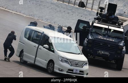 Tag der nationalen Sicherheitsausbildung des Sicherheitsbüros und Tag der offenen Tür der Polizeischule am Hong Kong Police College in Wong Chuk Hang. Das Bild zeigt Polizeibeamte, die am Hong Kong Police College Anti-Terror-Taktiken anwenden. 15APR23 SCMP/Edmond so Stockfoto