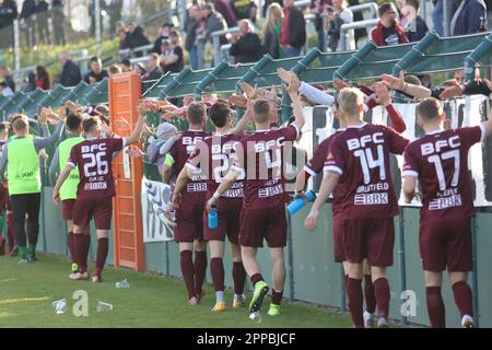 Berlin, Deutschland. 23. März 2023. Berlin, Deutschland, 23. April 2023. BFC Dynamo-Spieler begrüßen seine Fans während des Spiels zwischen BFC Dynamo und FC Rot-Weiss Erfurt, Regionalliga Nordost, Runde 29. Kredit: Fabideciria/Alamy Live News Stockfoto