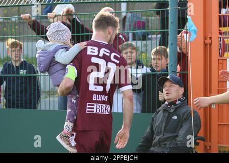 Berlin, Deutschland. 23. März 2023. Berlin, Deutschland, 23. April 2023. Michael Blum vom BFC Dynamo begrüßt die Öffentlichkeit während des Spiels zwischen BFC Dynamo und FC Rot-Weiss Erfurt, Regionalliga Nordost, Runde 29. Kredit: Fabideciria/Alamy Live News Stockfoto
