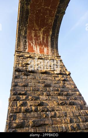 Blick auf das Ribblehead Viaduct in Cumbria. Grüne Hügel in Yorkshire Dales, ländliche Landschaft, Nord-UK. Stockfoto