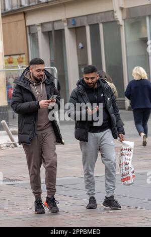 Glasgow, Schottland, Großbritannien. 23. April 2023. Fußgänger im Zentrum von Glasgow erhalten den Testalarm um 3pm Uhr auf Mobiltelefonen, die mit den 4G- und 5G-Netzen des Vereinigten Königreichs verbunden sind. Kredit: R.Gass/Alamy Live News Stockfoto