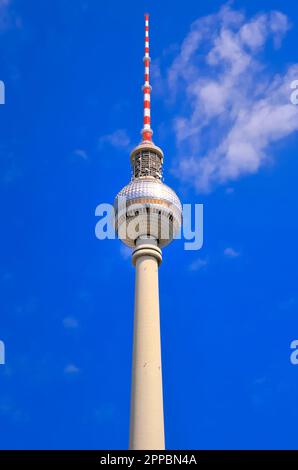 Fernsehturm in Berlin, Deutschland. Der Turm ist ein prominentes Symbol und mit seiner Höhe von 368 Metern ist er das höchste Bauwerk in Berlin. Stockfoto