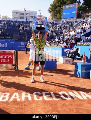 Carlos Alcaraz hebt die Championtrophäe während des Barcelona Open Banc Sabadell , Conde de Godo Trophäenspiels zwischen Carlos Alcaraz und Stefanos Tsitsipas, Finale. Tennis ATP 500, Real Club de Tenis Barcelona, Barcelona, Spanien - 23. April 2023. (Foto: Irina Kolioubakina / PRESSIN) Stockfoto