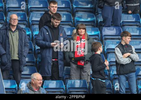 Sunderland-Fans kommen vor dem Sky Bet Championship-Spiel West Bromwich Albion vs Sunderland at the Hawthorns, West Bromwich, Großbritannien, 23. April 2023 (Foto: Gareth Evans/News Images) Stockfoto