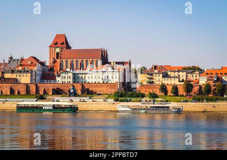 Torun, Polen - 17. September 2014: Panoramablick auf Torun, eine alte mittelalterliche Stadt in Polen. Touristenboote auf der Weichsel mit Panoramablick auf die Altstadt von Torun, li Stockfoto