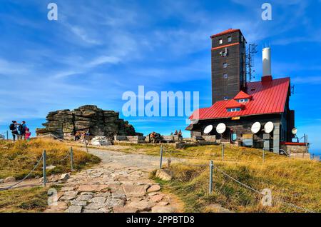 Karkonosze, Polen - 29. September 2014: Altes Holzhaus auf dem Hügel ist ein TV-Sender, es befindet sich in der Nähe von Snow Cirques (Snezne Kotly), berühmter Stockfoto