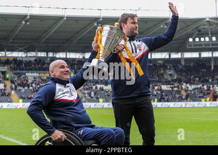 Wayne Boardman und Joe COYD der englischen Rollstuhl-Rugby-Nationalmannschaft verleihen der Weltmeisterschaft zur Halbzeit die Trophäe während des Spiels der Betfred Super League Round 10 Hull FC vs Huddersfield Giants im MKM Stadium, Hull, Großbritannien, 23. April 2023 (Foto: James Heaton/News Images) Stockfoto