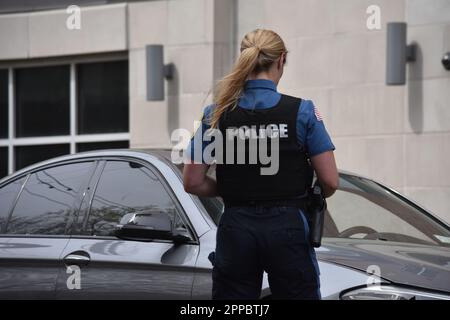 Ein Polizeibeamter aus Englewood wurde am Tatort gesehen. Die Polizei von Englewood in Englewood, New Jersey, USA nahm am 22. April 2023 einen Anruf bezüglich eines Fahrers entgegen, der geparkt hatte und zu schlafen schien. Antwortende Offiziere fanden den 28-jährigen Alpha Diallo, einen Einwohner von Englewood, in einem BMW-Sedan mit Nummernschildern aus dem Staat New York in der West Englewood Avenue nahe der Humphrey Street am Morgen. Zwei Polizisten klopften an das Fenster auf der Fahrerseite, konnten Diallo jedoch nicht wecken. Als Diallo schlief, ignorierte er die Befehle der Offiziere, fuhr das Auto und versuchte es Stockfoto