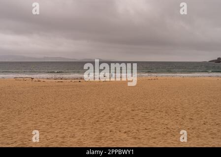 sanxenxo, pontevedra, spanien. april 23., 2023. In diesem zweiten Rennen des Nationalpokals befindet sich das Boot des spanischen Erigenkönigs D. Juan Carlos I., das heute wie gestern nicht zusammen mit dem Rest seiner Crew des Schiffes Bribon an Bord ging, wieder auf Platz 1. Kredit: Xan/Alamy Live News/Alamy Live News Stockfoto