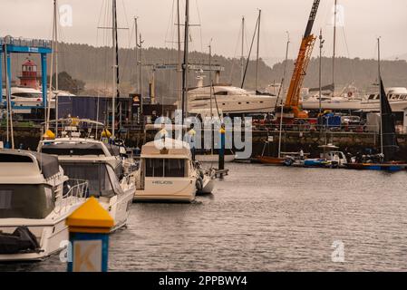 sanxenxo, pontevedra, spanien. april 23., 2023. In diesem zweiten Rennen des Nationalpokals befindet sich das Boot des spanischen Erigenkönigs D. Juan Carlos I., das heute wie gestern nicht zusammen mit dem Rest seiner Crew des Schiffes Bribon an Bord ging, wieder auf Platz 1. Kredit: Xan/Alamy Live News/Alamy Live News Stockfoto