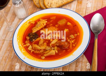 Callos Madrilenos wird am Tisch serviert Stockfoto