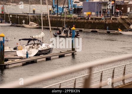 sanxenxo, pontevedra, spanien. april 23., 2023. In diesem zweiten Rennen des Nationalpokals befindet sich das Boot des spanischen Erigenkönigs D. Juan Carlos I., das heute wie gestern nicht zusammen mit dem Rest seiner Crew des Schiffes Bribon an Bord ging, wieder auf Platz 1. Kredit: Xan/Alamy Live News/Alamy Live News Stockfoto