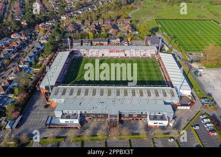 Bournemouth, Dorset, Großbritannien. 23. April 2023 Allgemeiner Blick aus der Luft auf das Vitality Stadium in Bournemouth in Dorset, Heimat des Premier League Football Clubs AFC Bournemouth an einem Abend mit warmem Frühlingssonnenschein. Bildnachweis: Graham Hunt/Alamy Live News Stockfoto