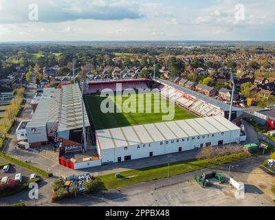 Bournemouth, Dorset, Großbritannien. 23. April 2023 Allgemeiner Blick aus der Luft auf das Vitality Stadium in Bournemouth in Dorset, Heimat des Premier League Football Clubs AFC Bournemouth an einem Abend mit warmem Frühlingssonnenschein. Bildnachweis: Graham Hunt/Alamy Live News Stockfoto