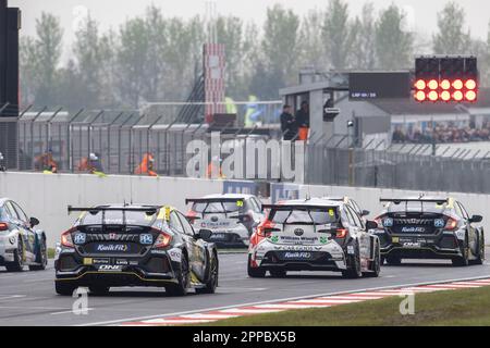 Donington Park, Castle Donington, Leicestershire, Großbritannien. 23. April 2023; 23. April 2023; Donington Park, Castle Donington, Leicestershire, England: Kwik Fit British Touring Car Championship; die Autos stehen auf dem Grid Credit: Action Plus Sports Images/Alamy Live News Stockfoto