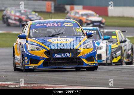 Donington Park, Castle Donington, Leicestershire, Großbritannien. 23. April 2023; 23. April 2023; Donington Park, Castle Donington, Leicestershire, England: Kwik Fit British Touring Car Championship; Daniel Rowbottom in seinem NAPA Racing UK Ford Focus ST führt das Paket an Credit: Action Plus Sports Images/Alamy Live News Stockfoto